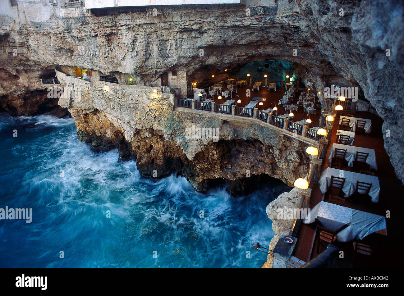Ristorante Grotta Palazzese, Polignano a Mare, Puglia, Italia Foto stock -  Alamy