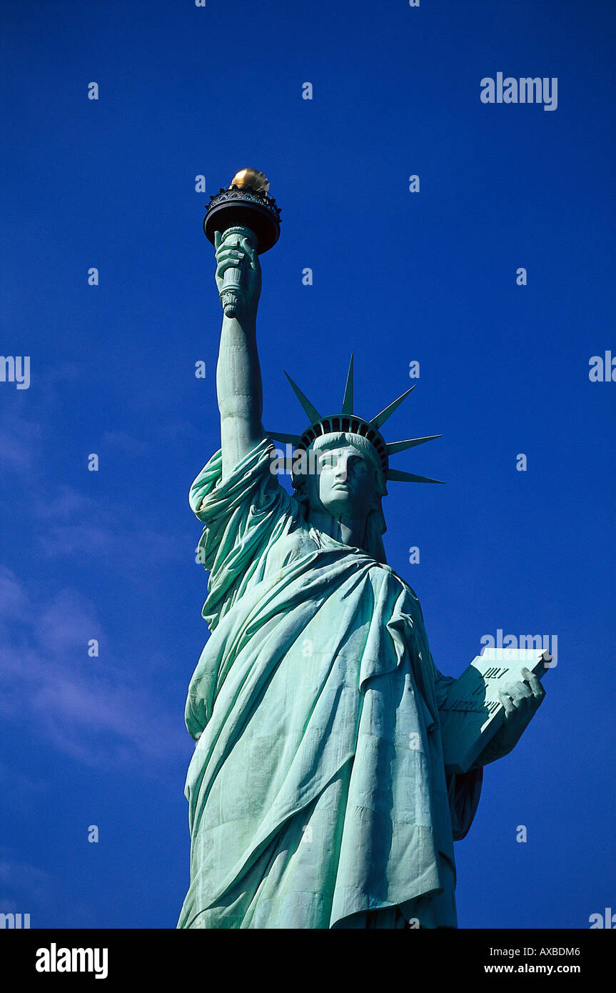 Statua della Libertà sotto il cielo blu, Manhattan, New York City, Stati Uniti d'America, America Foto Stock