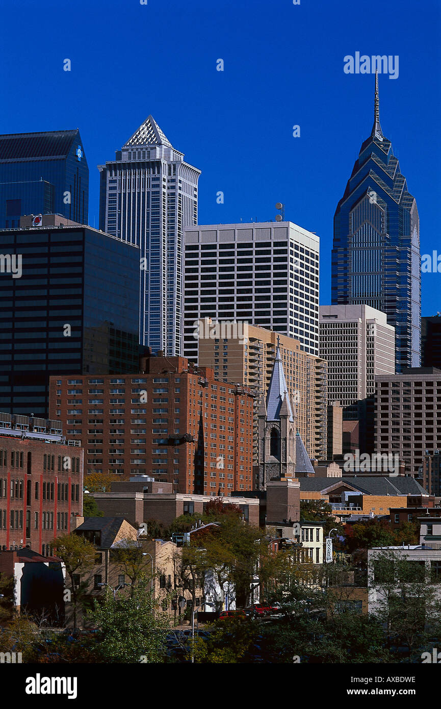 Edifici alti downtown sotto il cielo blu, Philadelphia, Pennsylvania, USA, America Foto Stock