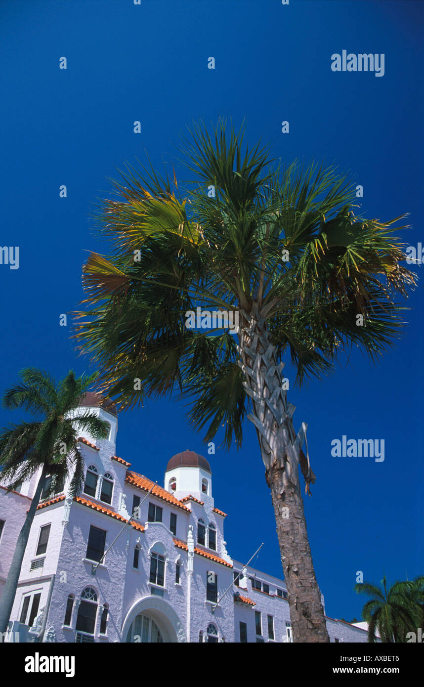 Casa und Palm tree sotto il cielo blu, Palm Beach, Florida, Stati Uniti d'America, America Foto Stock