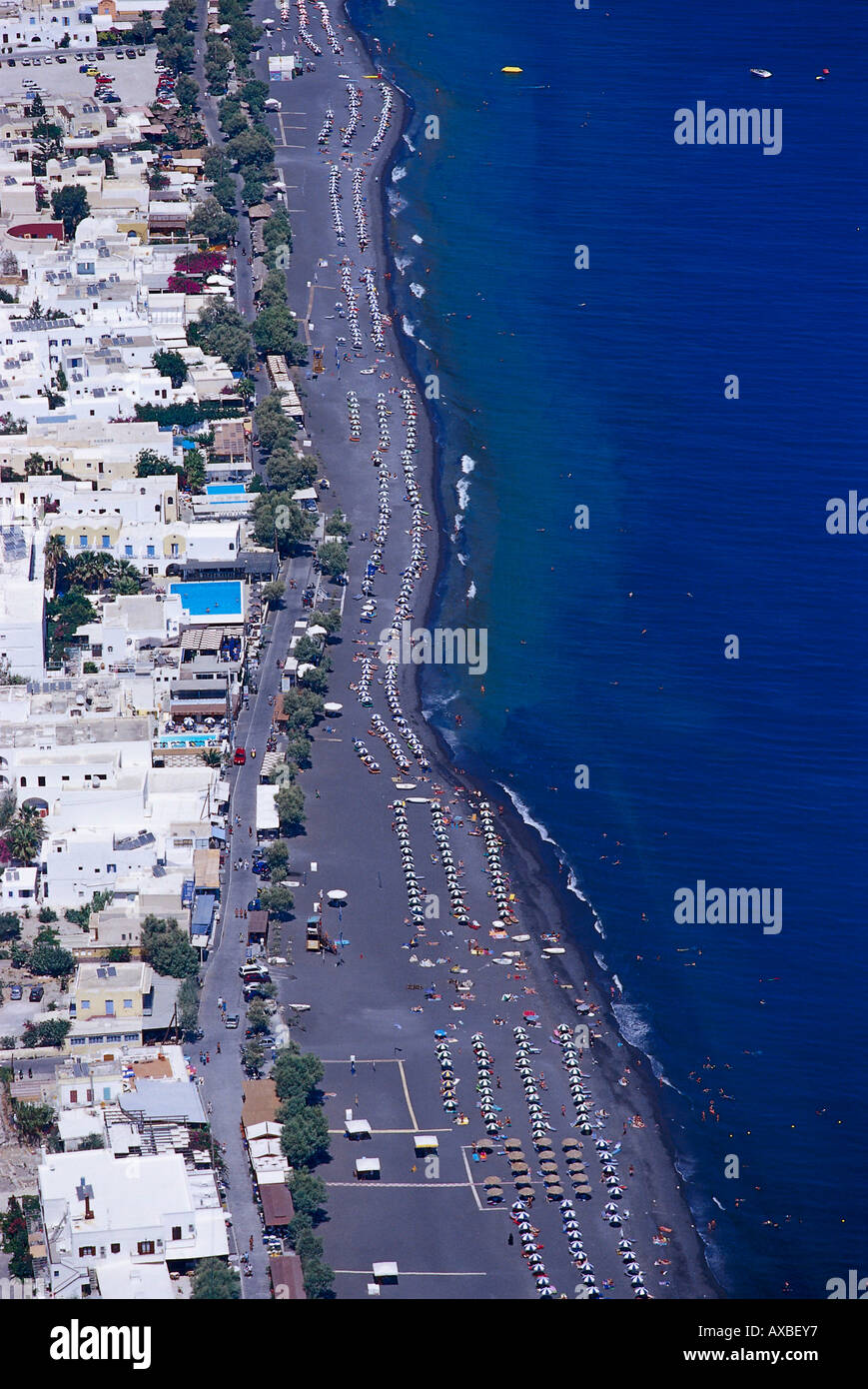 Elevato angolo di visione a Kamari Beach, Santorini, Cicladi Grecia, Europa Foto Stock