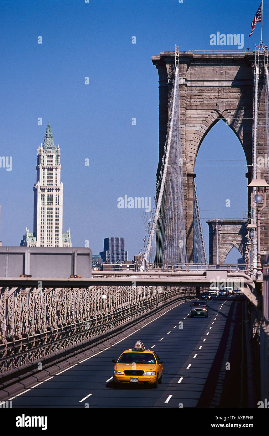 Ponte di Brooklyn sotto il cielo blu, Manhattan, New York, USA, America Foto Stock