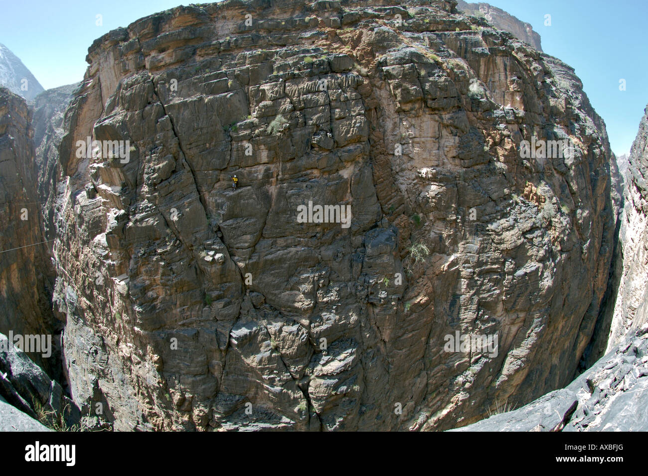 Un escursionista sopraffatte dalla roccia di Snake Canyon mentre facendo la Via Ferrata escursione in Jebel Akhdar montagne in Oman. Foto Stock