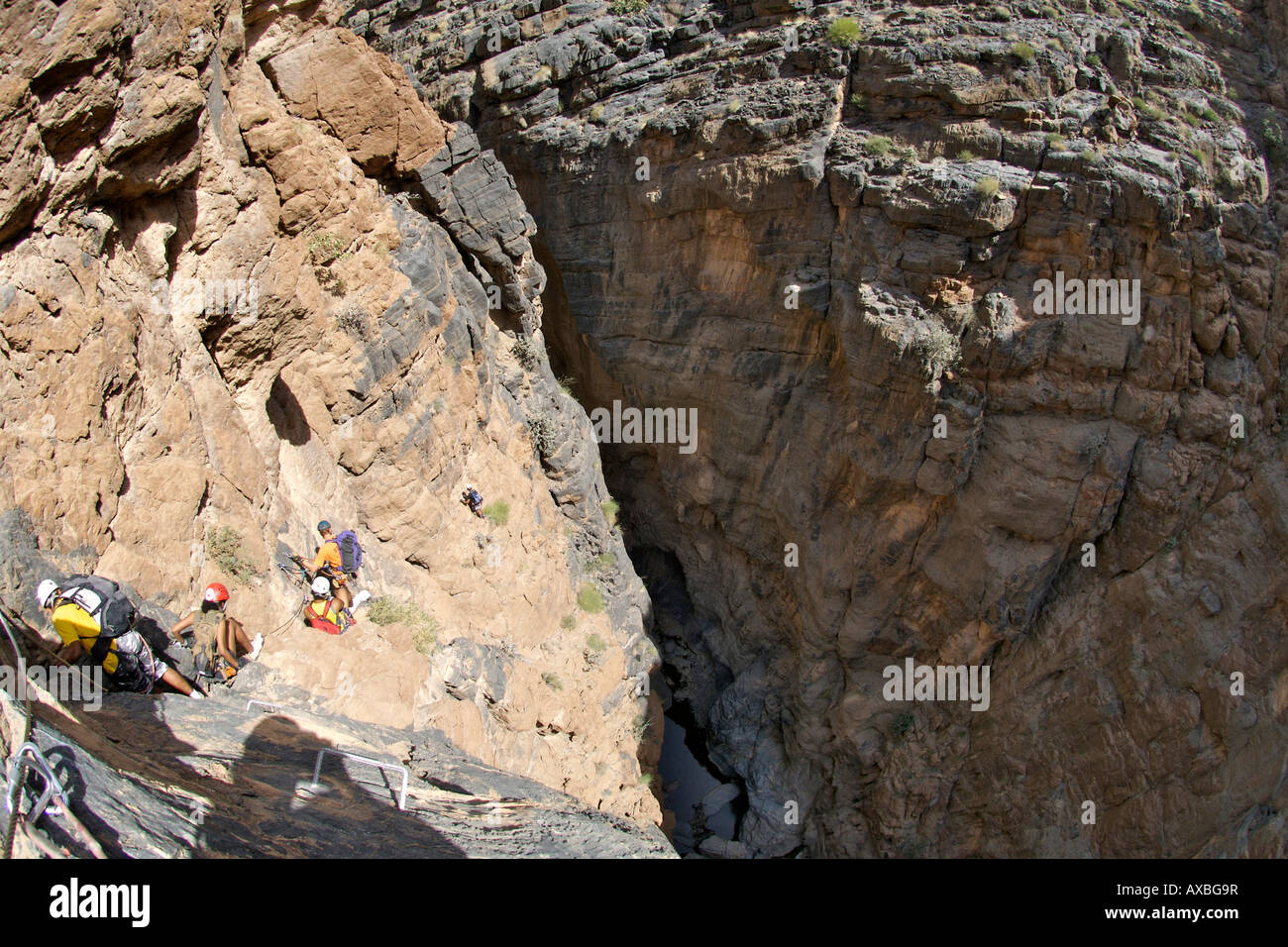 Gli escursionisti facendo la Via Ferrata escursione nel Canyon di serpente, parte di Wadi Bani auf in Jebel Akhdar del western montagne Hajar in Oman. Foto Stock