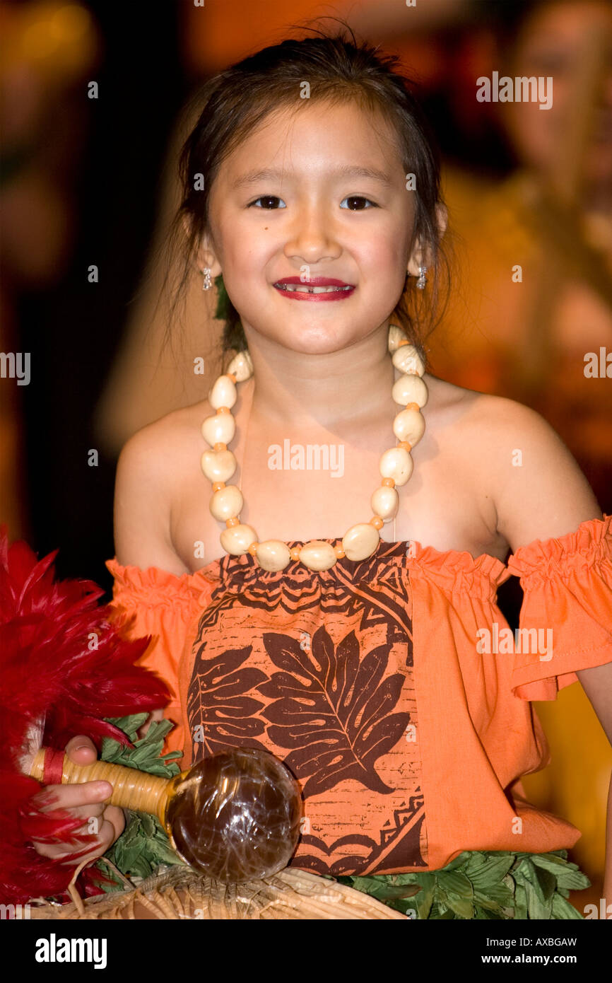 Giovane ragazza Hawaiiana ballerino in abito tradizionale Foto Stock