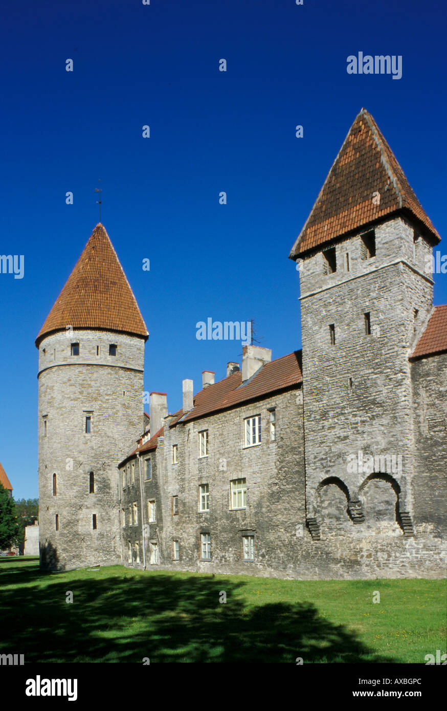 Parete della città sotto il cielo blu, Tornide Valjak, Tallinn, Estonia, Europa Foto Stock