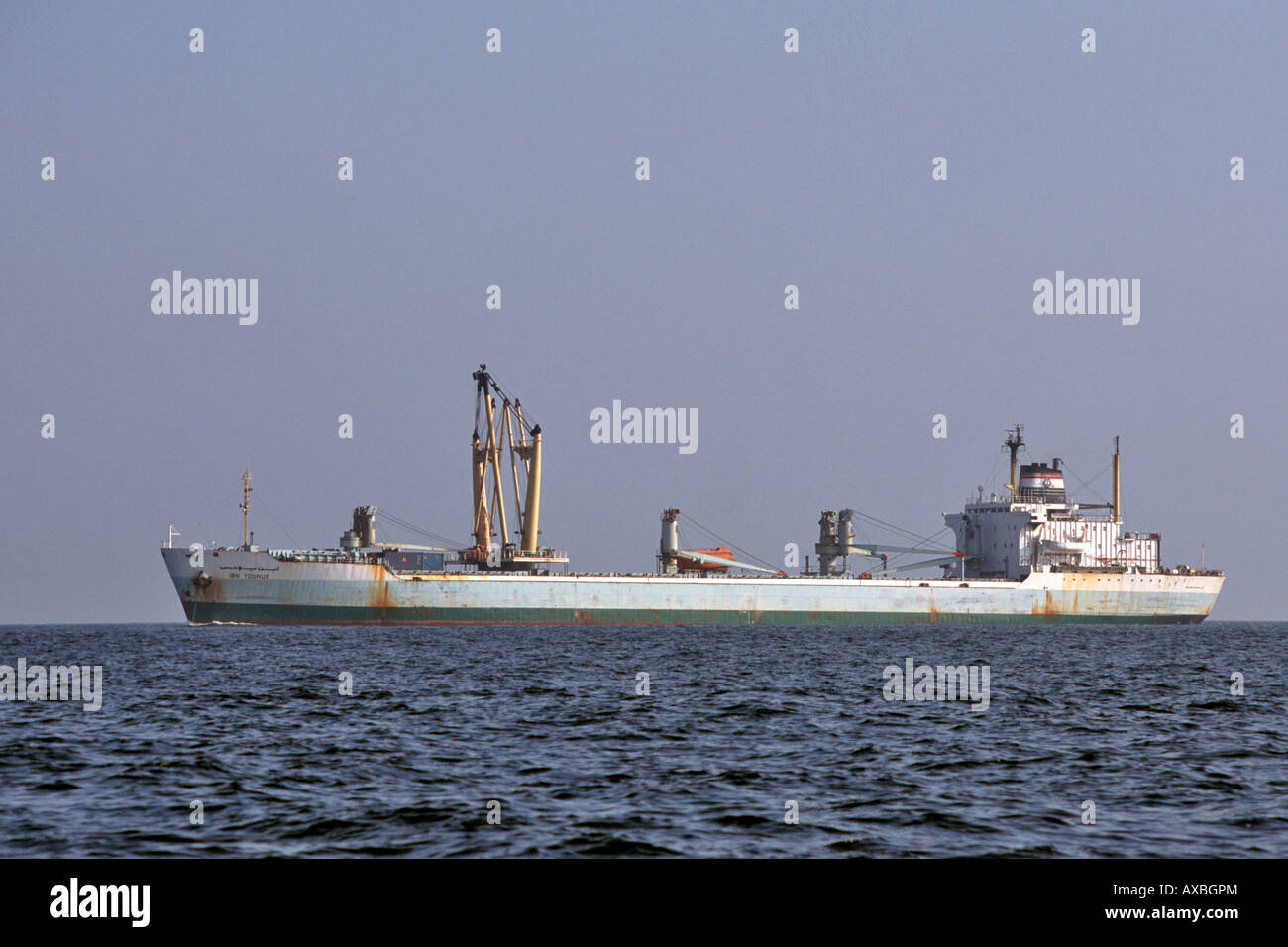 Una grande nave in mare al largo della costa di Muscat in Oman. Foto Stock