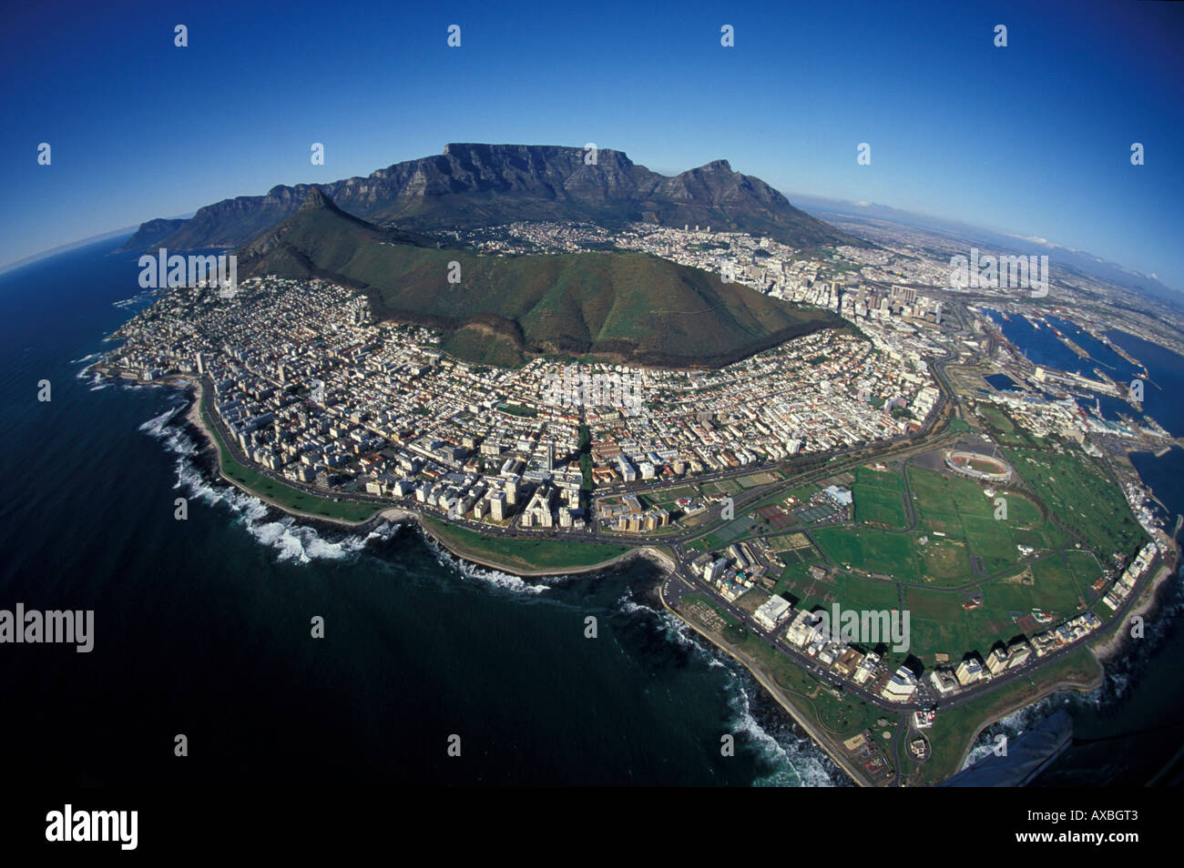 Vista aerea della Città del Capo sotto il cielo blu, Cape Town, Sud Africa e Africa Foto Stock