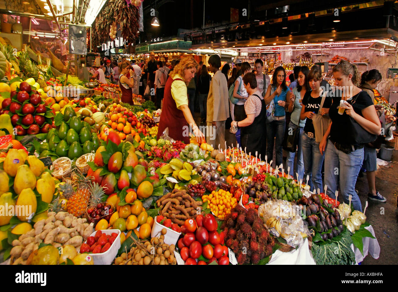 Spagna Barcellona hall del mercato La Boqueria frutti Foto Stock