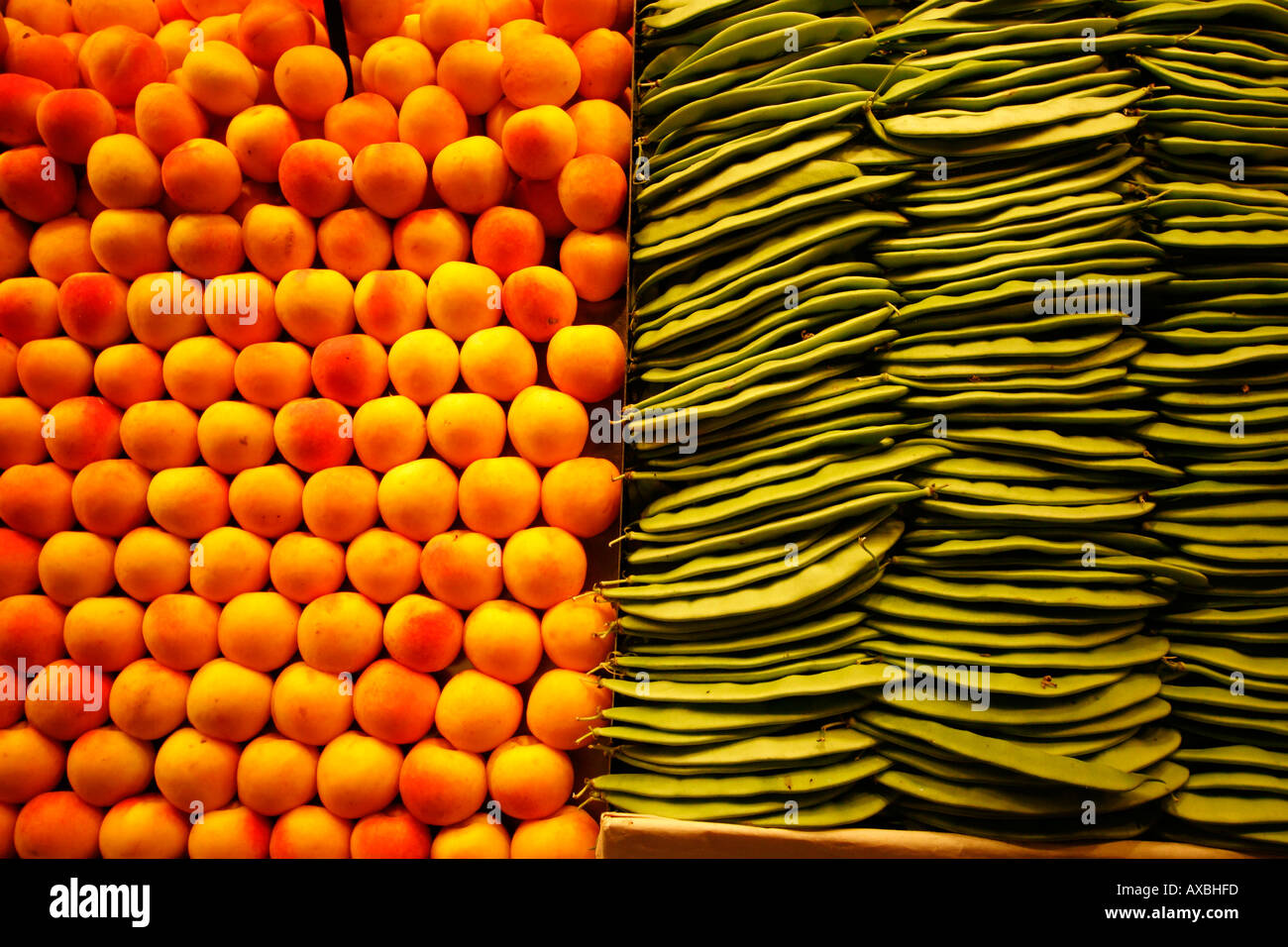 Spagna Barcellona hall del mercato La Boqueria FRUTTA PESCHE E FAGIOLI Foto Stock