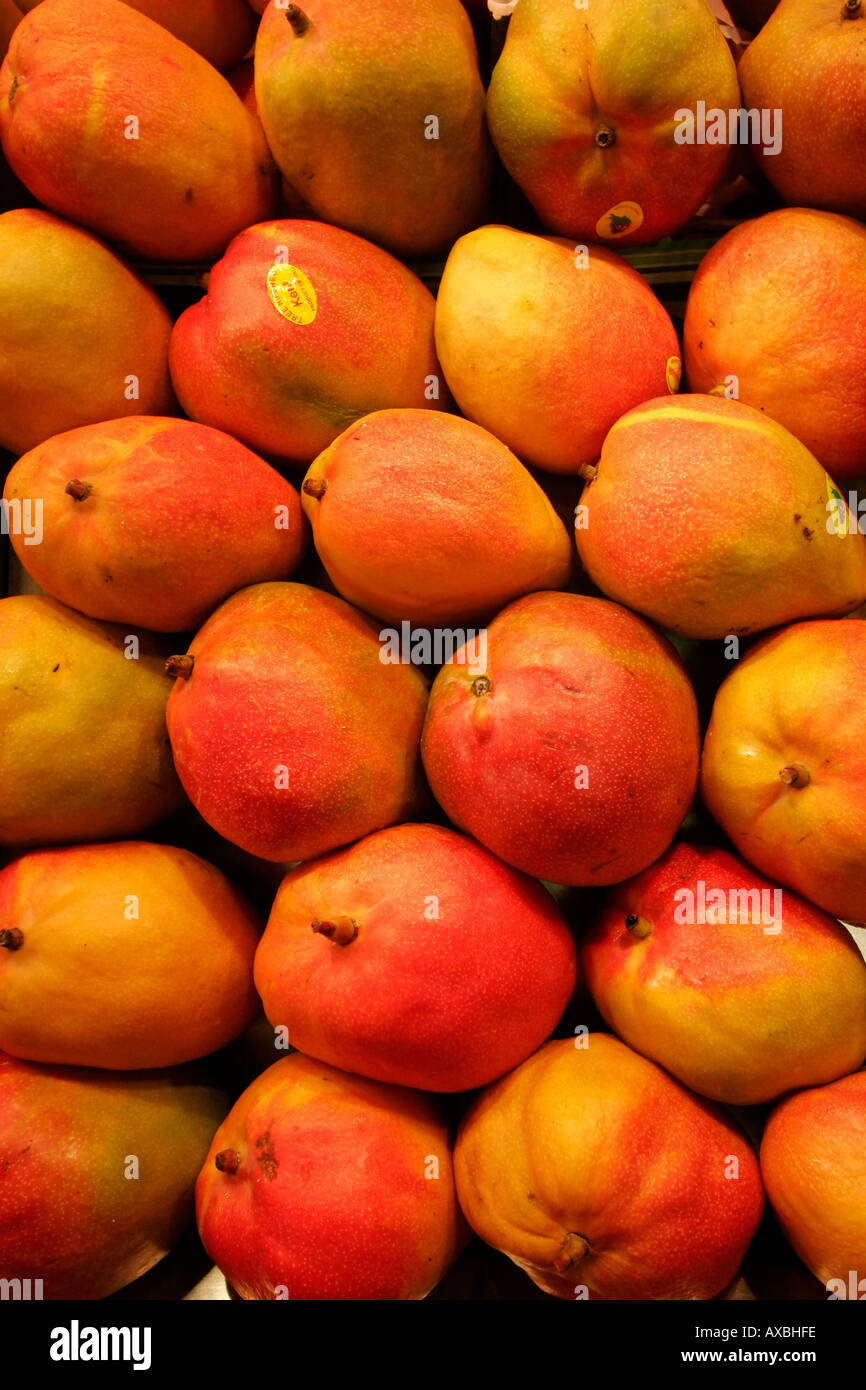 Spagna Barcellona hall del mercato La Boqueria frutti Mango Foto Stock