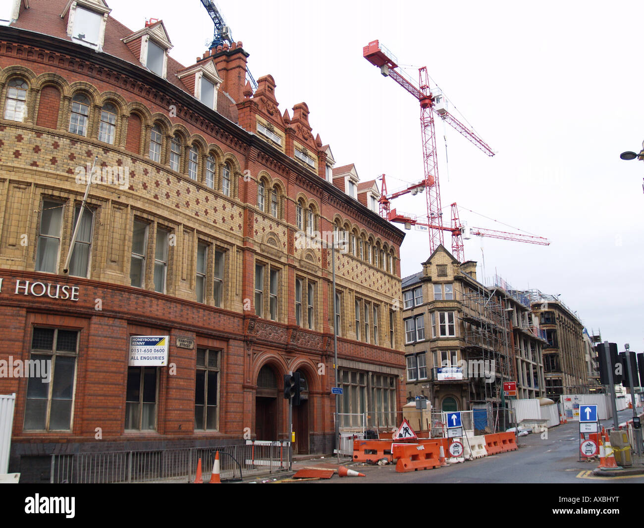 Gru moderne modernizzazione edifici costruzione di città europea della cultura 2008 Liverpool Merseyside England Foto Stock