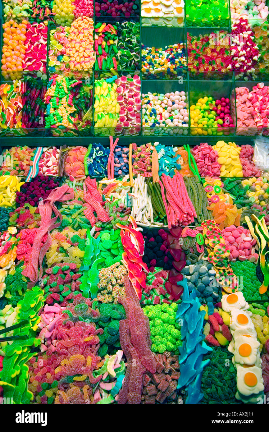 Spagna Barcellona hall del mercato La Boqueria coloful stallo dolce Foto Stock