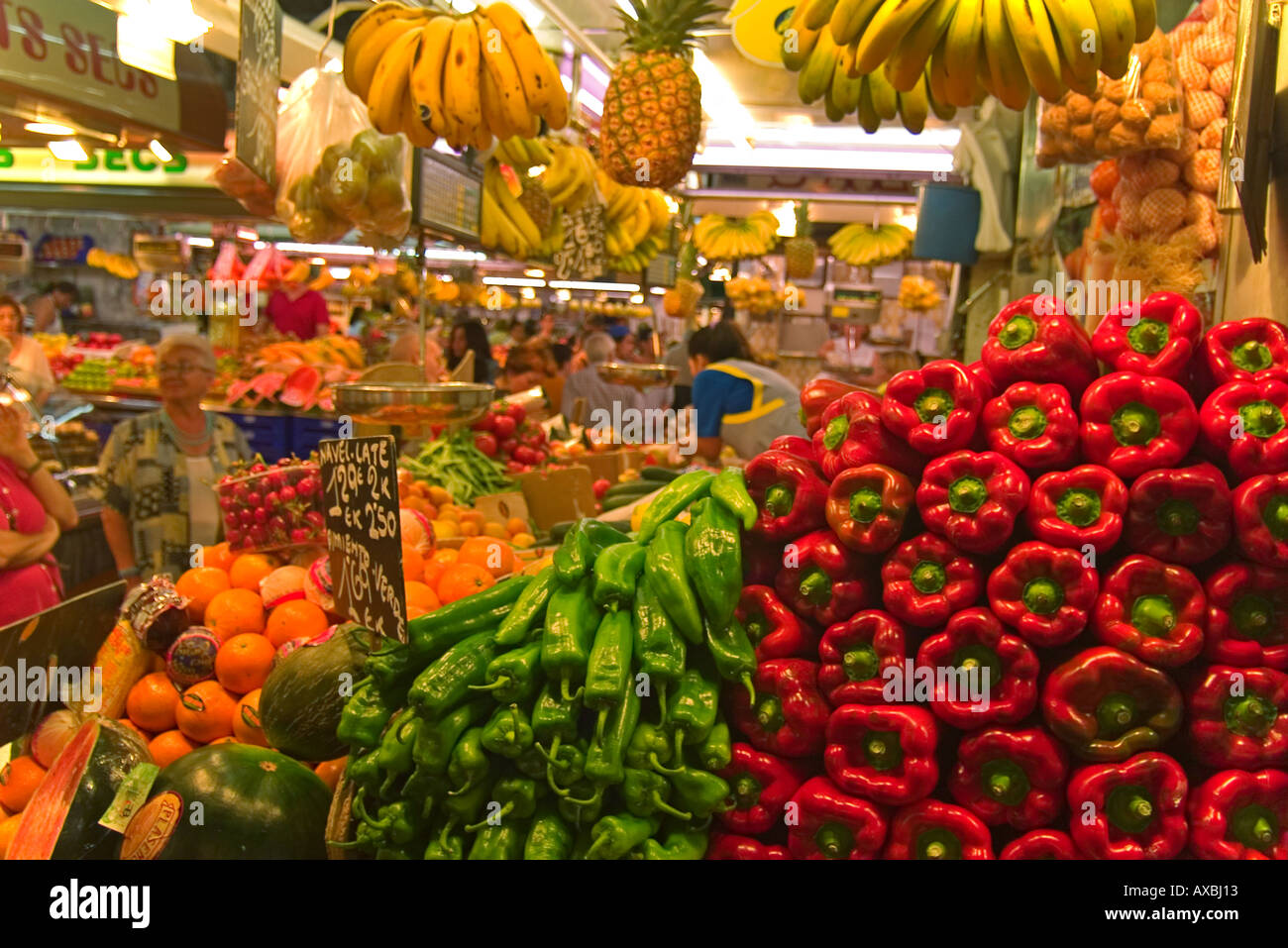 Spagna Barcellona hall del mercato La Boqueria frutti Foto Stock