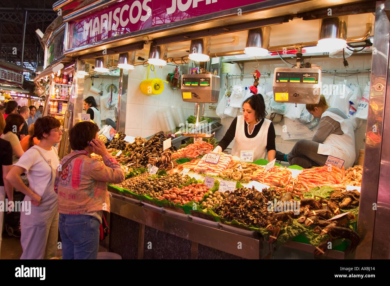 Spagna Barcellona Market Hall Mercat de la Boqueria pesce fresco seefood commessa Foto Stock