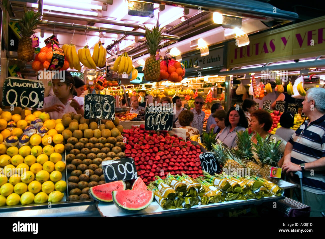 Spagna Barcellona hall del mercato La Boqueria frutti Foto Stock