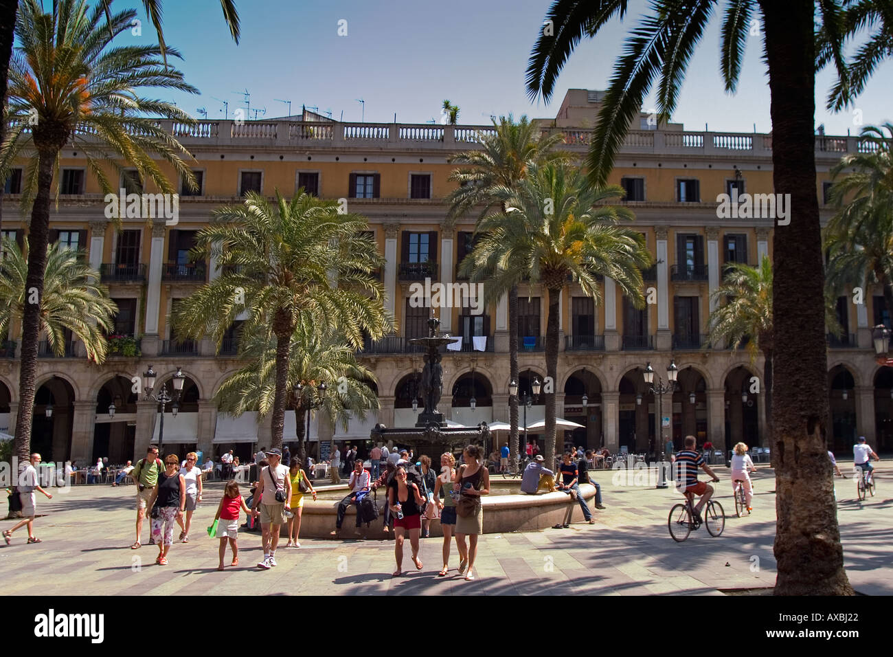 Barcellona Plaza Real palme turisti fontana Foto Stock