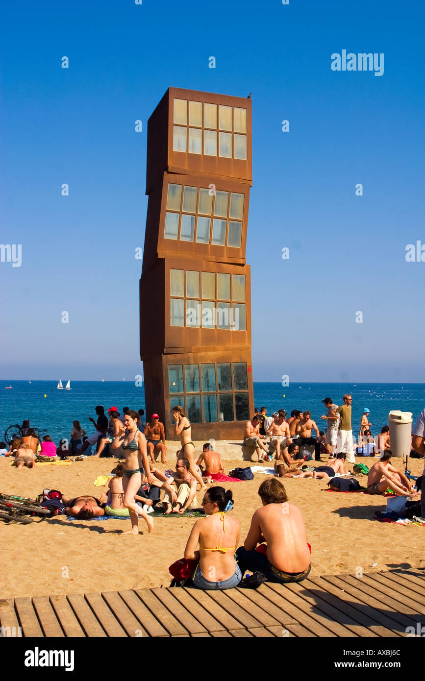 Spagna Barcellona spiaggia Platja de la Barceloneta persone scultura da Rebecca Horn Foto Stock