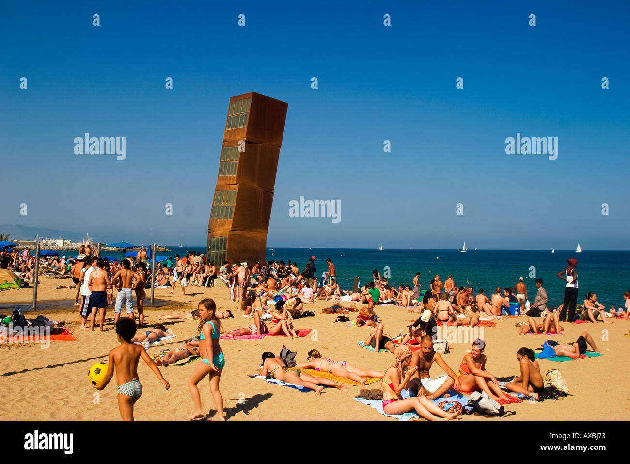 Spagna Barcellona spiaggia Platja de la Barceloneta persone scultura da Rebecca Horn Foto Stock