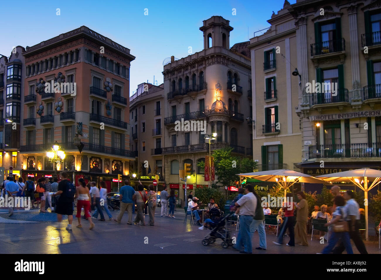 Spagna Barcelona Las Ramblas crepuscolo turisti Foto Stock