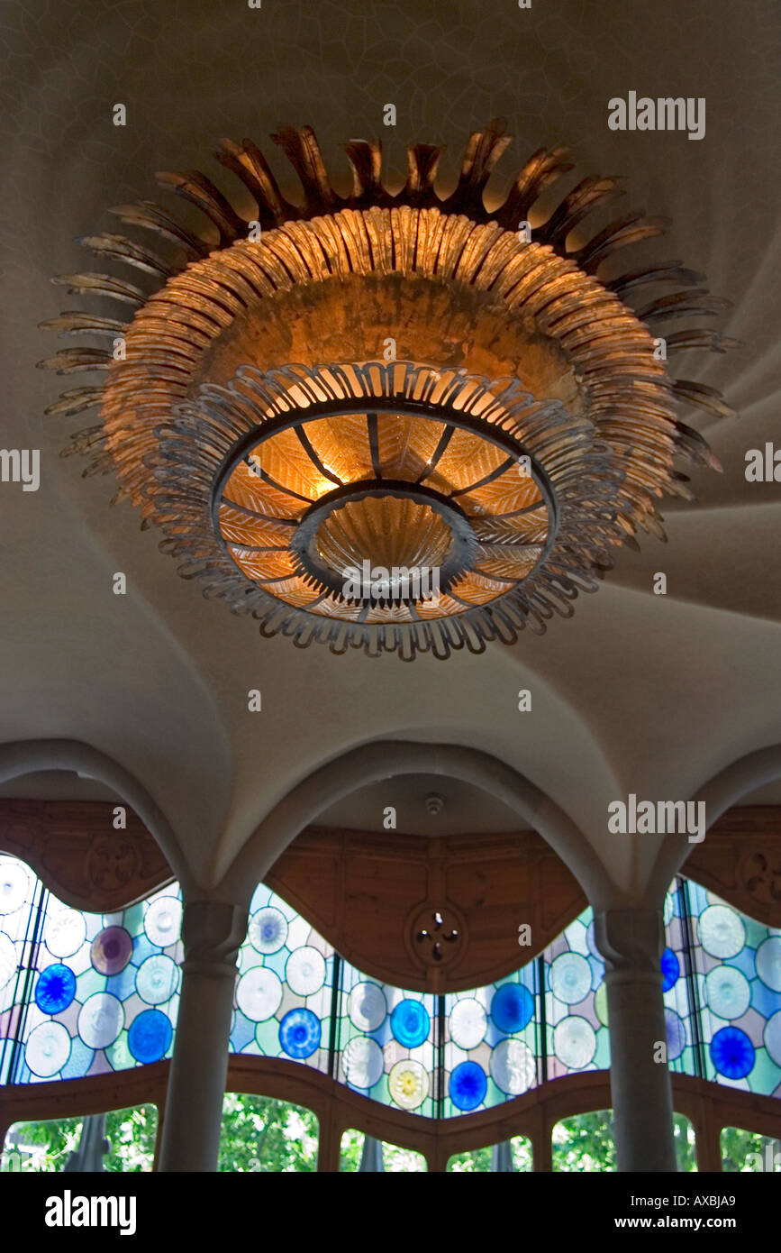 L'ESP Spanien Barcellona Casa Battlo 1904 1906 di Antoni Gaudi Interieur soffitto con enorme spirale lampada Foto Stock