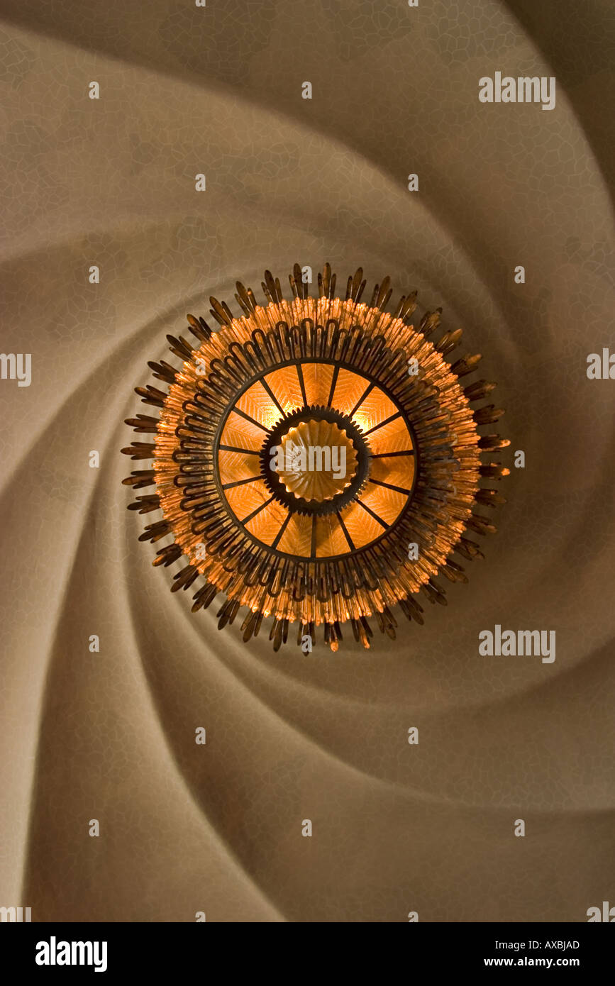 L'ESP Spanien Barcellona Casa Battlo 1904 1906 di Antoni Gaudi Interieur soffitto con enorme spirale lampada Foto Stock L'ESP Spanien Barcellona Casa Battlo 1904 1906 di Antoni Gaudi Interieur soffitto con enorme spirale lampada Foto Stock