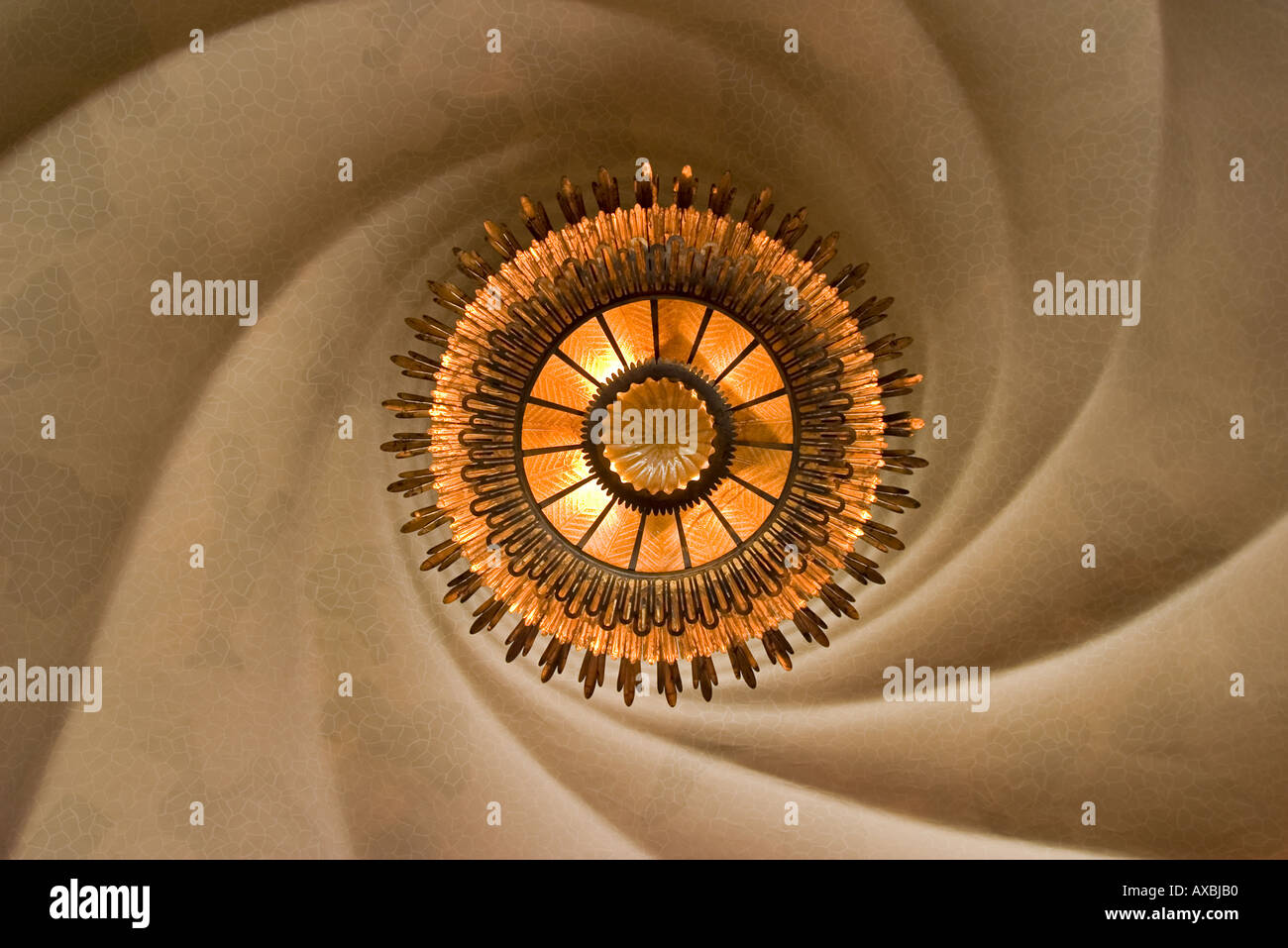 L'ESP Spanien Barcellona Casa Battlo 1904 1906 di Antoni Gaudi Interieur soffitto con enorme spirale lampada Foto Stock