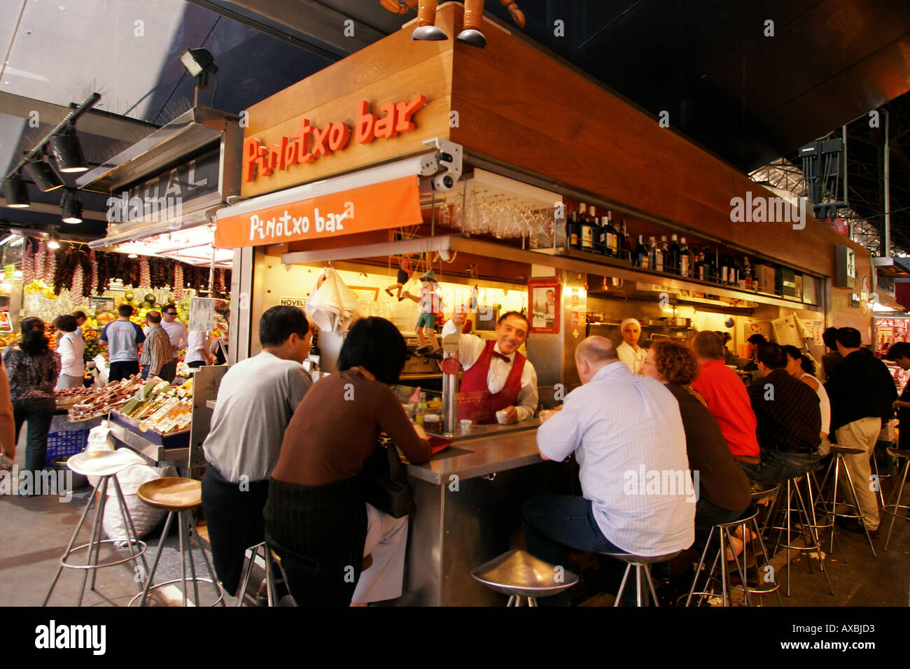 Barcelona Ramblas market hall la Boqeria Pinotxo bar tapas Foto Stock
