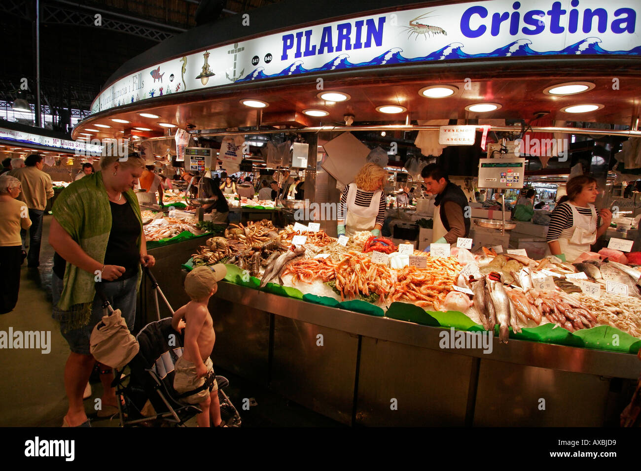 Spagna Barcellona Market Hall Mercat de la Boqueria pesce fresco seefood commessa Foto Stock