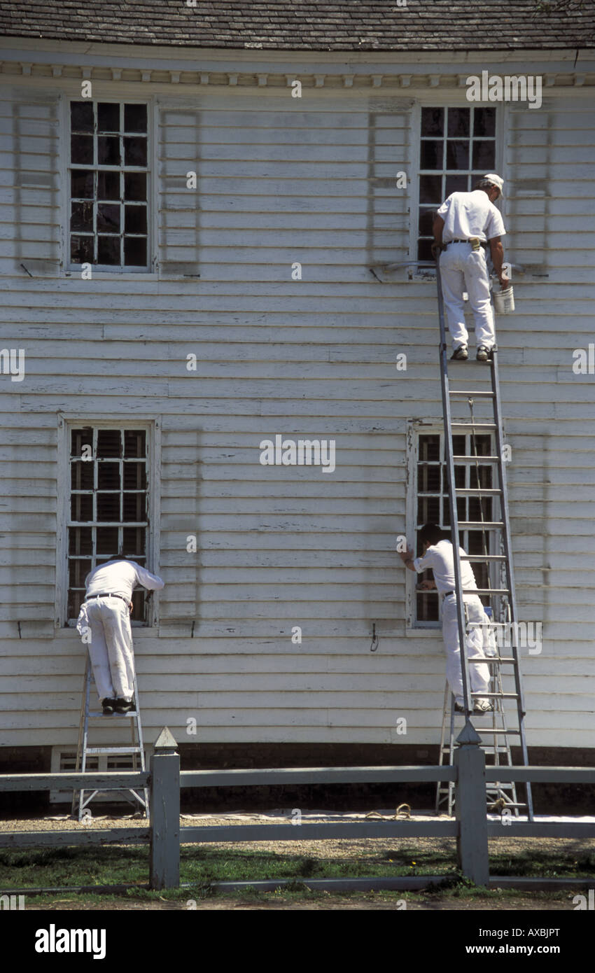 Tre pittori permanente sulla scaletta pittura clapboard house, vista posteriore, Williamsburg, Virginia, Stati Uniti d'America Foto Stock