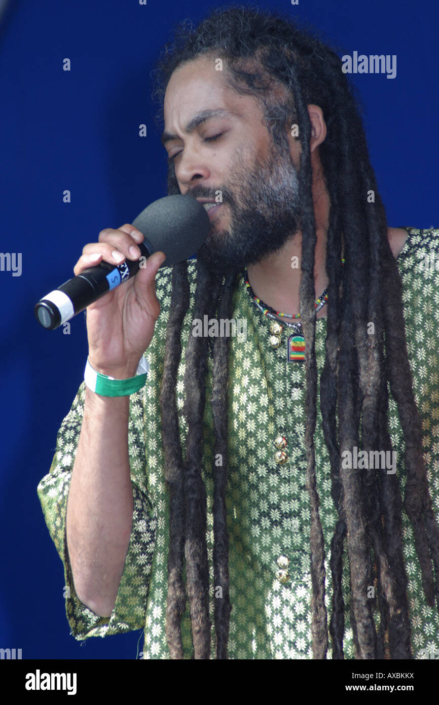 Cantante reggae tenendo il microfono dreadlocks lambeth paese mostrano brixton Londra Foto Stock