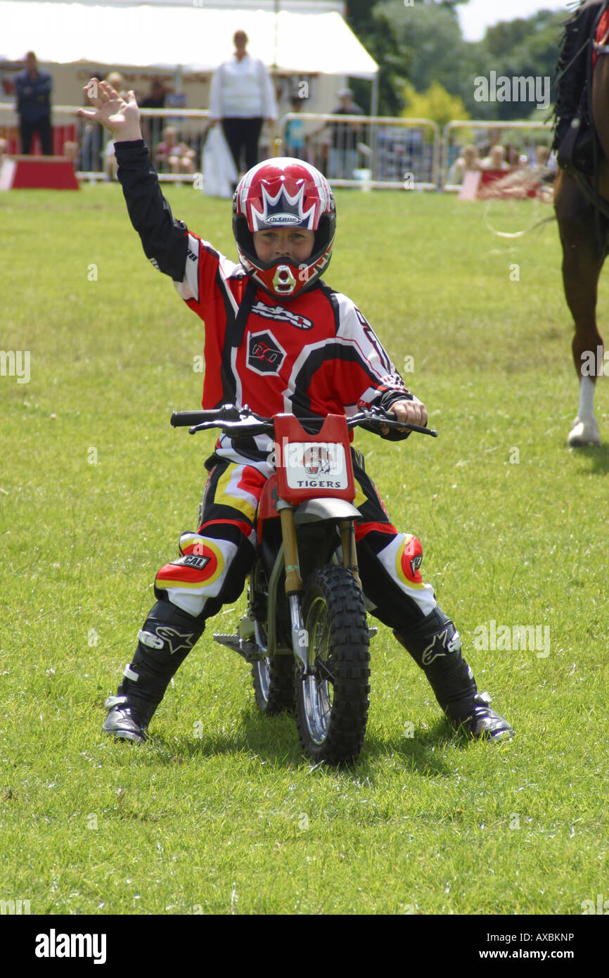 Motore junior bike rider riconoscere gli applausi della folla lambeth paese mostrano brixton Londra Foto Stock