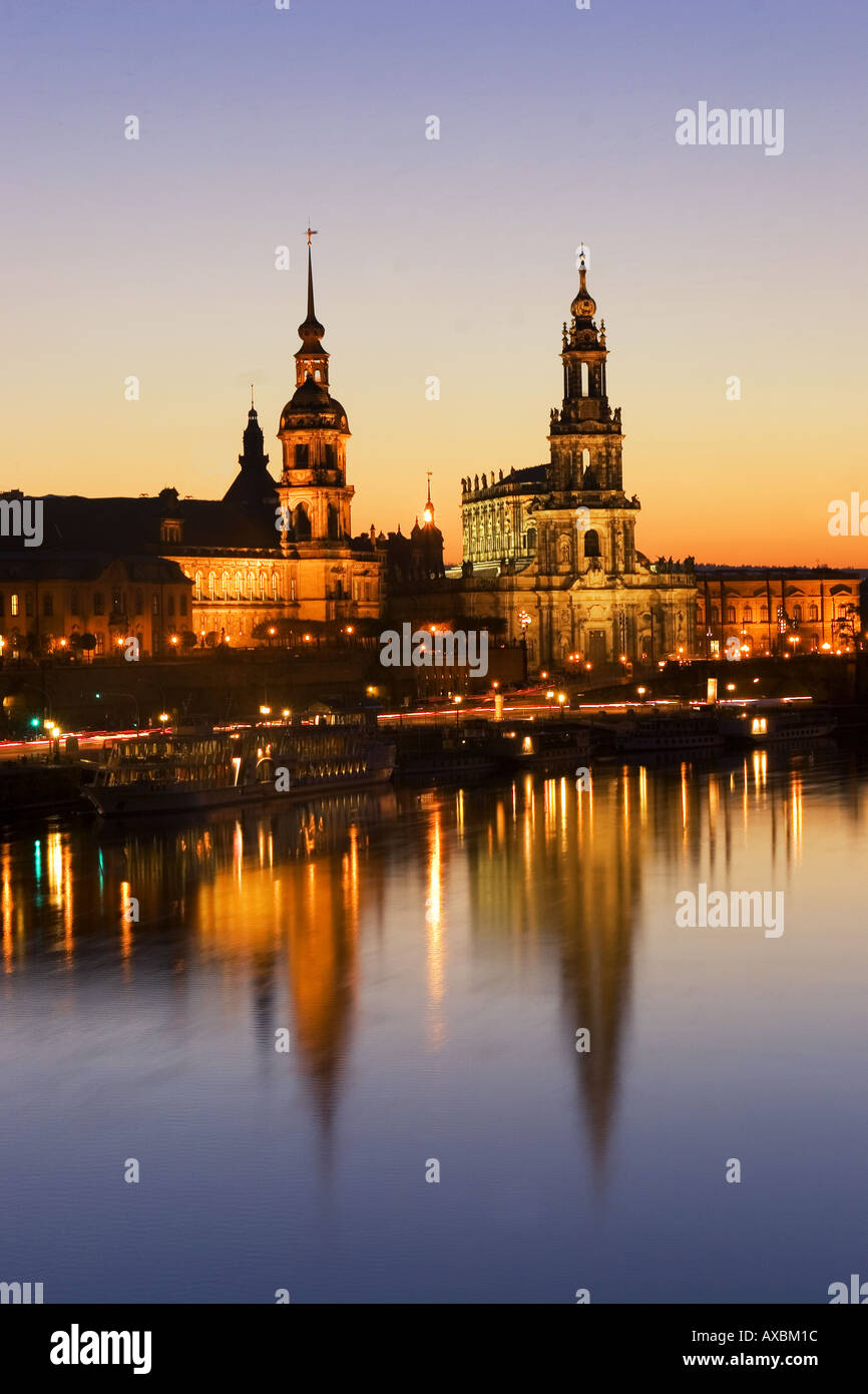 DEU Dresden Skyline sul fiume Elba al tramonto Hofkirche illuminato Foto Stock