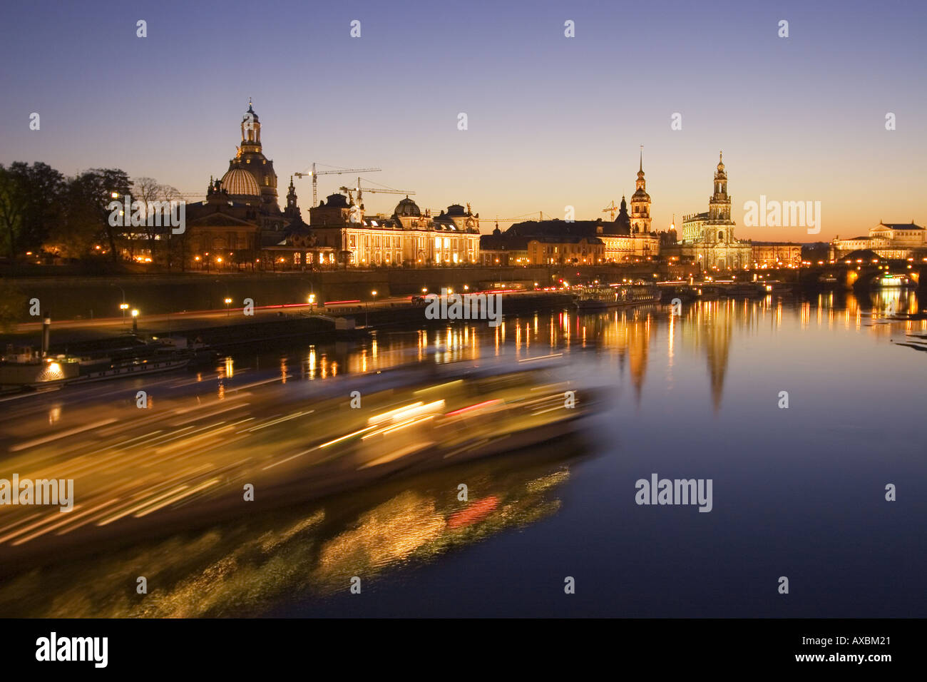 DEU Dresden vista panoramica dal ponte sul fiume Elba al tramonto Fraunekirche Hofkirche semper opera house tour in barca Foto Stock