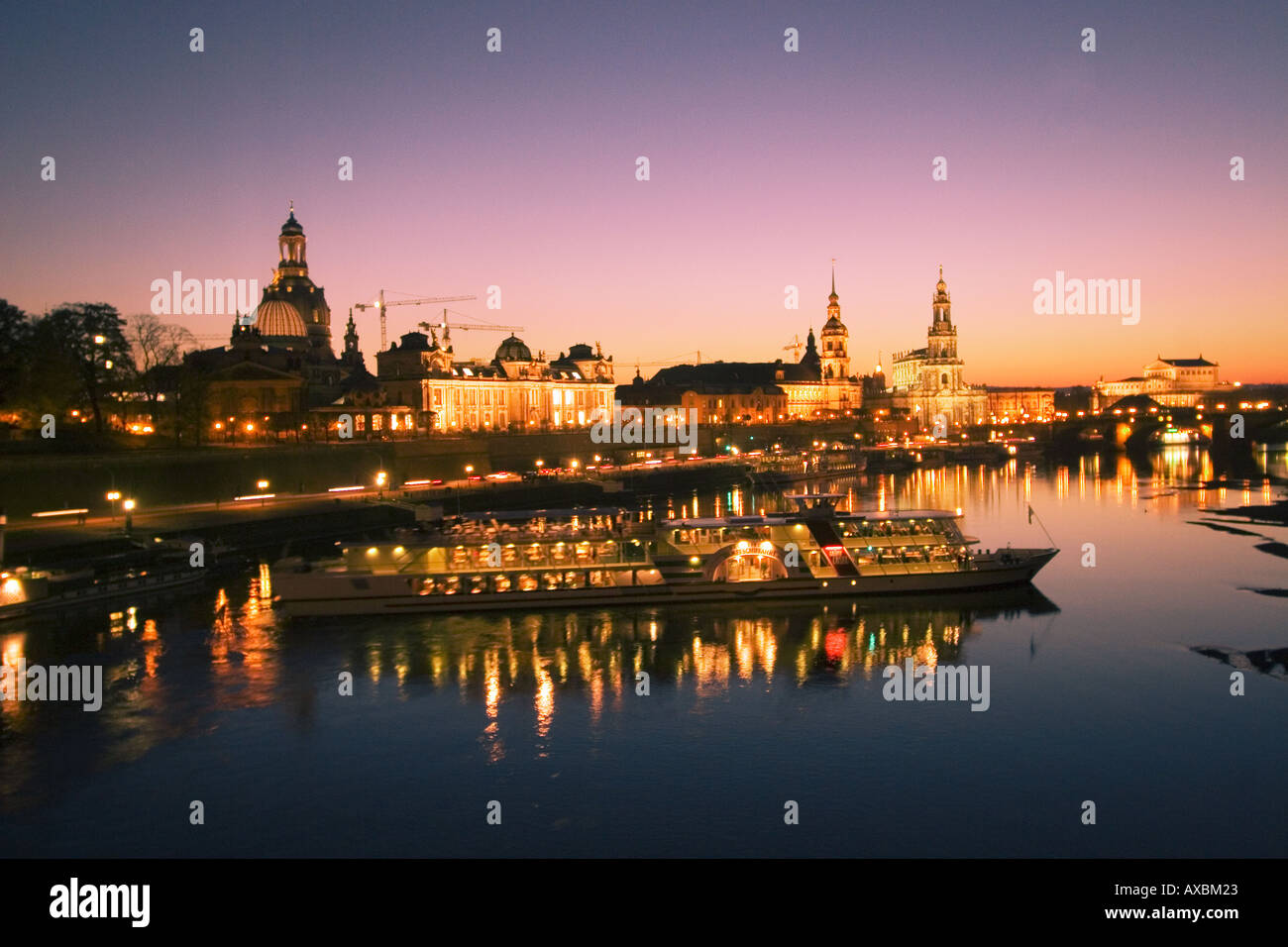 DEU Dresden vista panoramica dal ponte sul fiume Elba al tramonto Fraunekirche Hofkirche semper opera house tour in barca Foto Stock