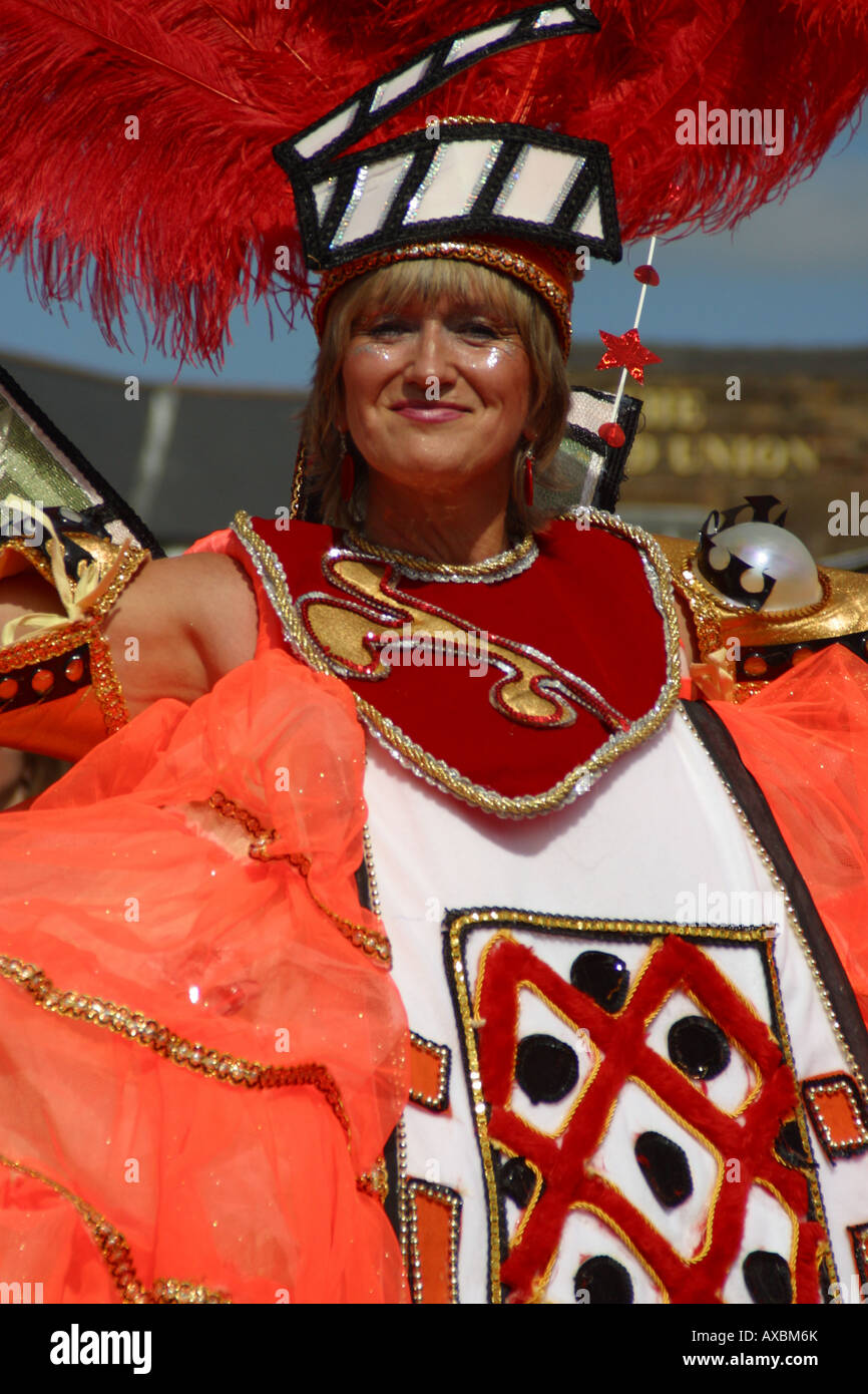 Femmina ballerino brasiliano costume sorridente headress CARNEVALE DI NOTTING HILL Foto Stock