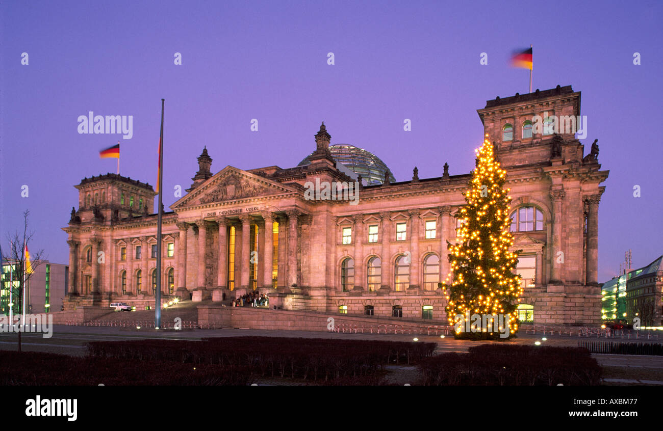 Il palazzo del Reichstag di Berlino in inverno albero di natale Foto Stock