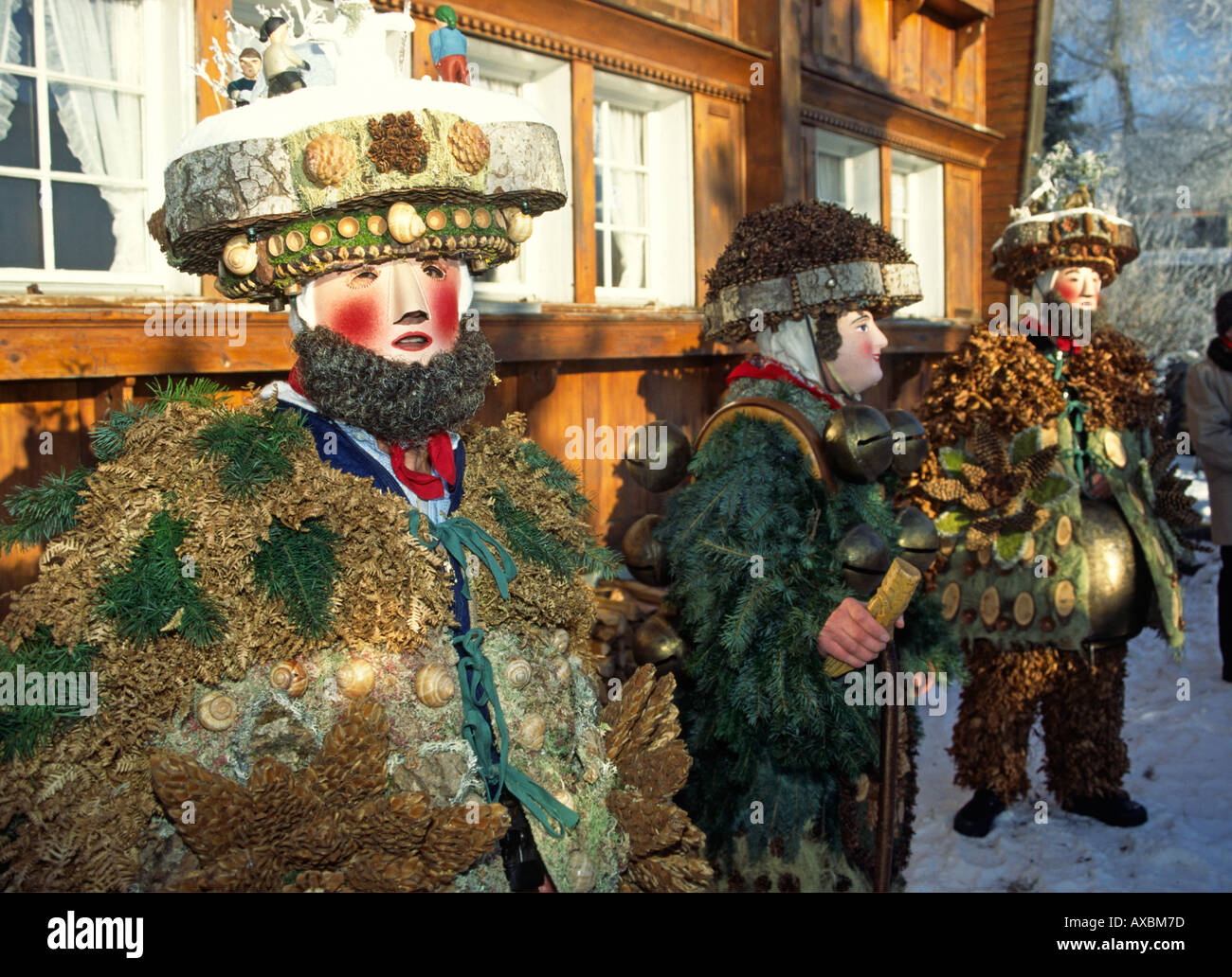 La Svizzera Appenzell tradizionale New Years Eve rito il 13 gennaio Sylvesterklaeuse con maschera tradizionale e costumi di andare da f Foto Stock
