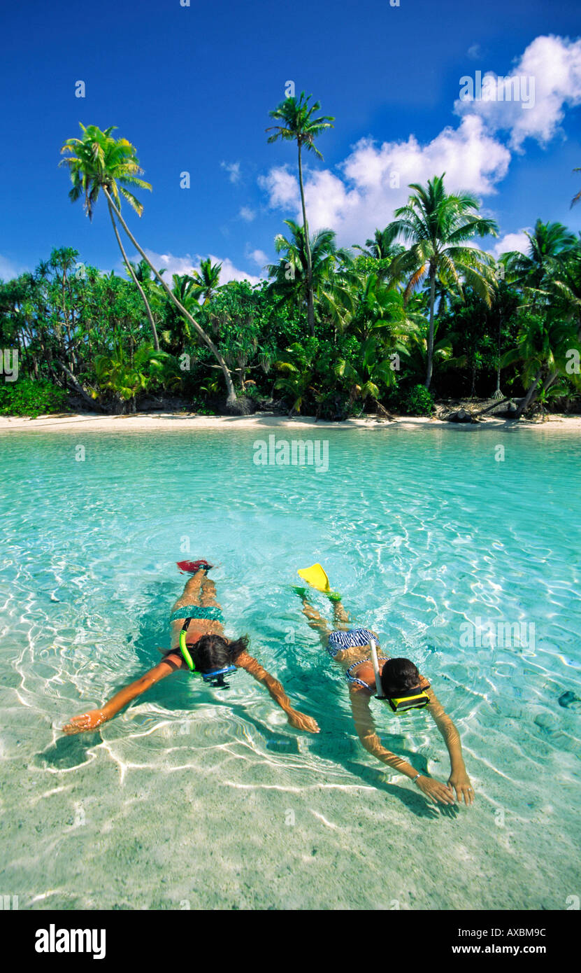 Sud Pacifico Isole Cook Aitutaki Lagoon un piede isola sogno spiaggia cristal acqua chiara giovane snorchling Foto Stock