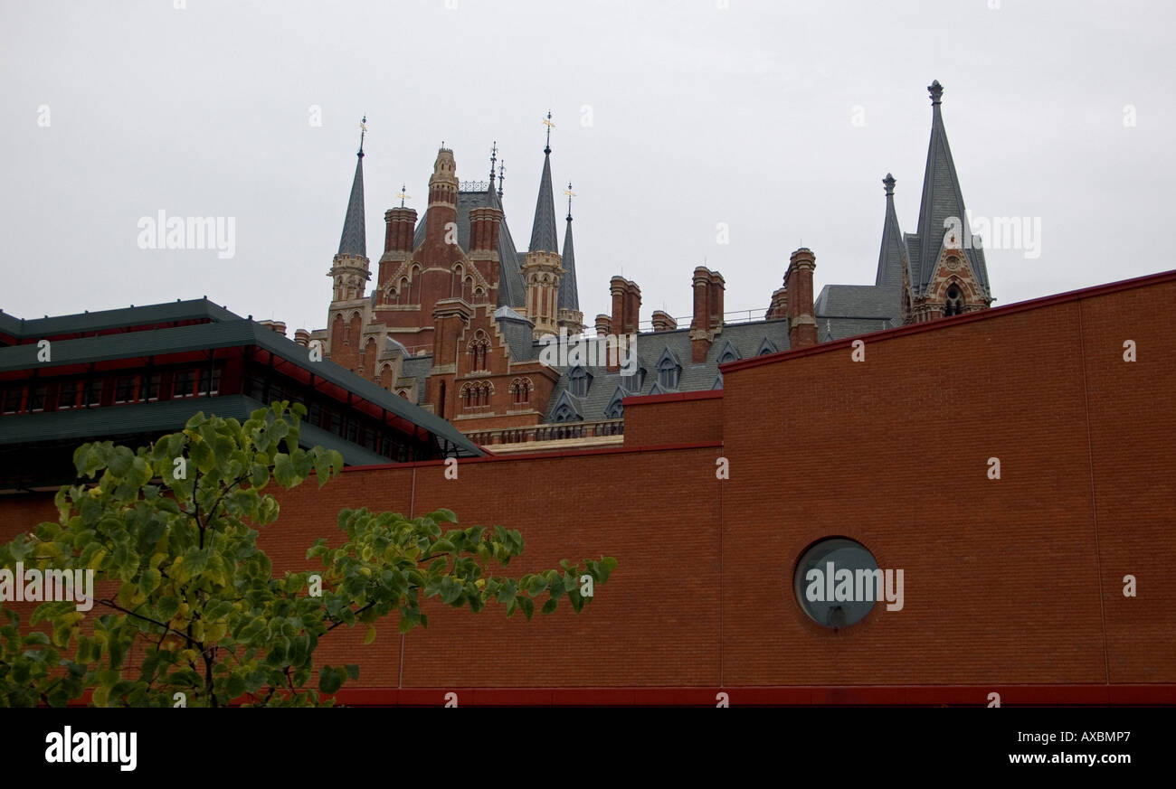 La British Library con la stazione di St Pancras Londra Inghilterra REGNO UNITO Foto Stock