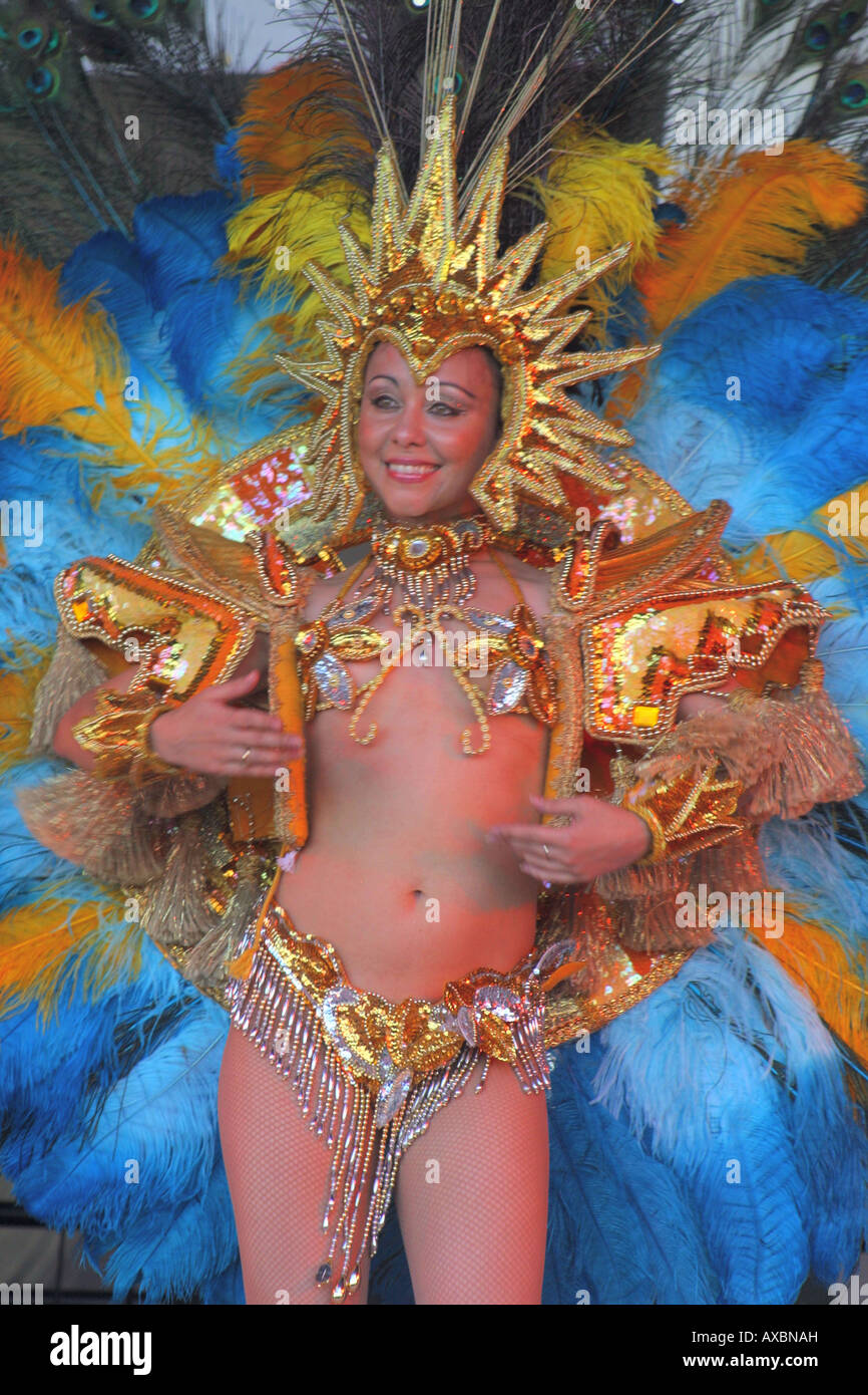 Oro blu del piumaggio succinti donna brasiliana ballerina carnaval del pueblo Foto Stock