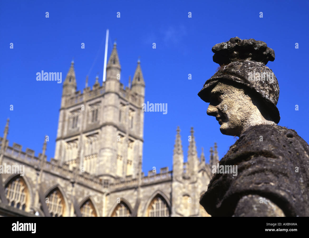 Abbazia di Bath e la statua in Bagni Romani Bath Somerset Avon England Regno Unito Foto Stock