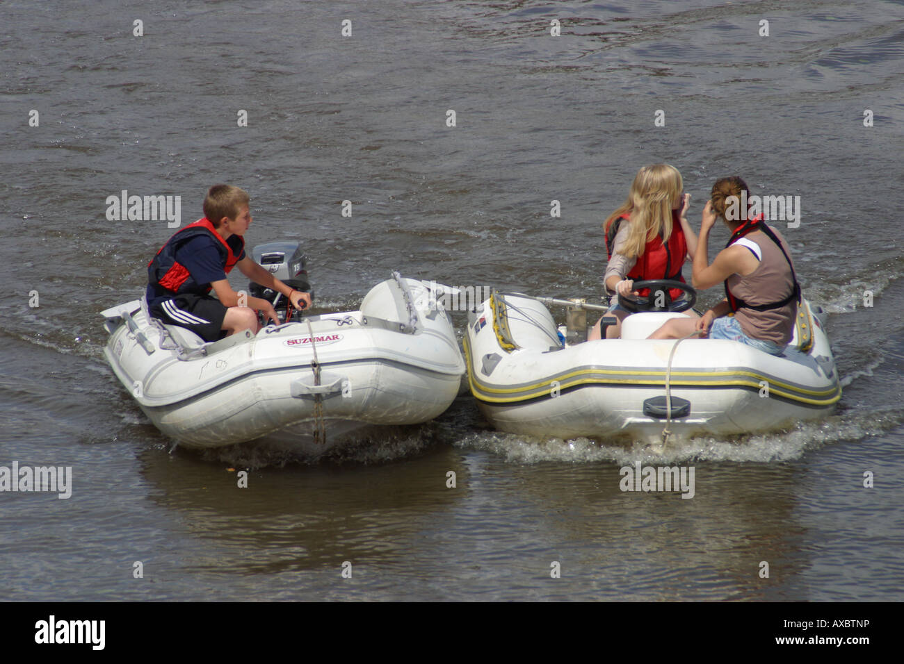 Amici gommoni bianco lungo il lato ragazze drifting fiume medway maidstone kent england Foto Stock