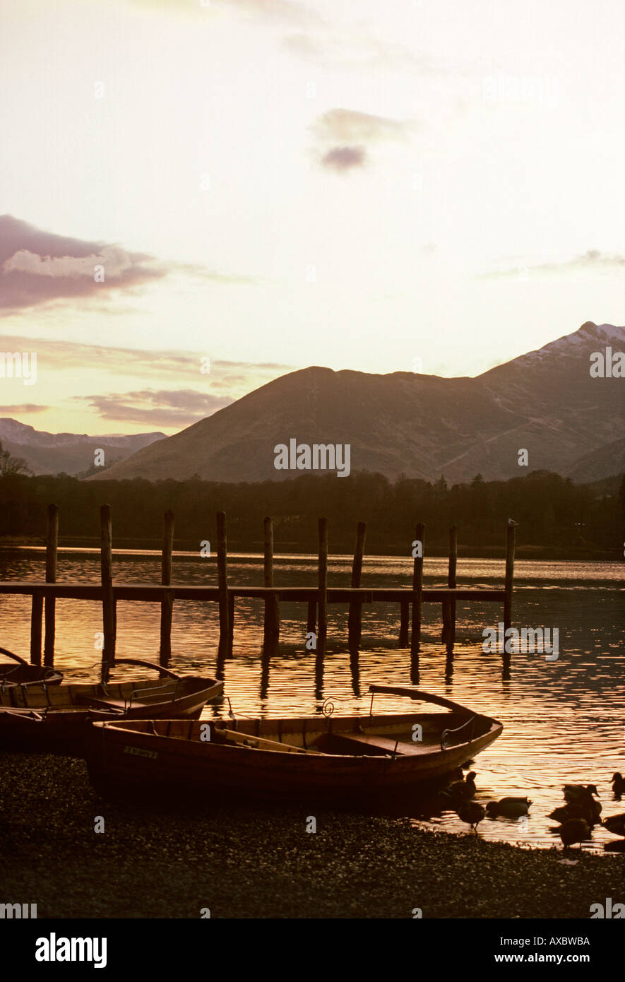 Regno Unito Inghilterra Cumbria Derwent Water al crepuscolo Foto Stock