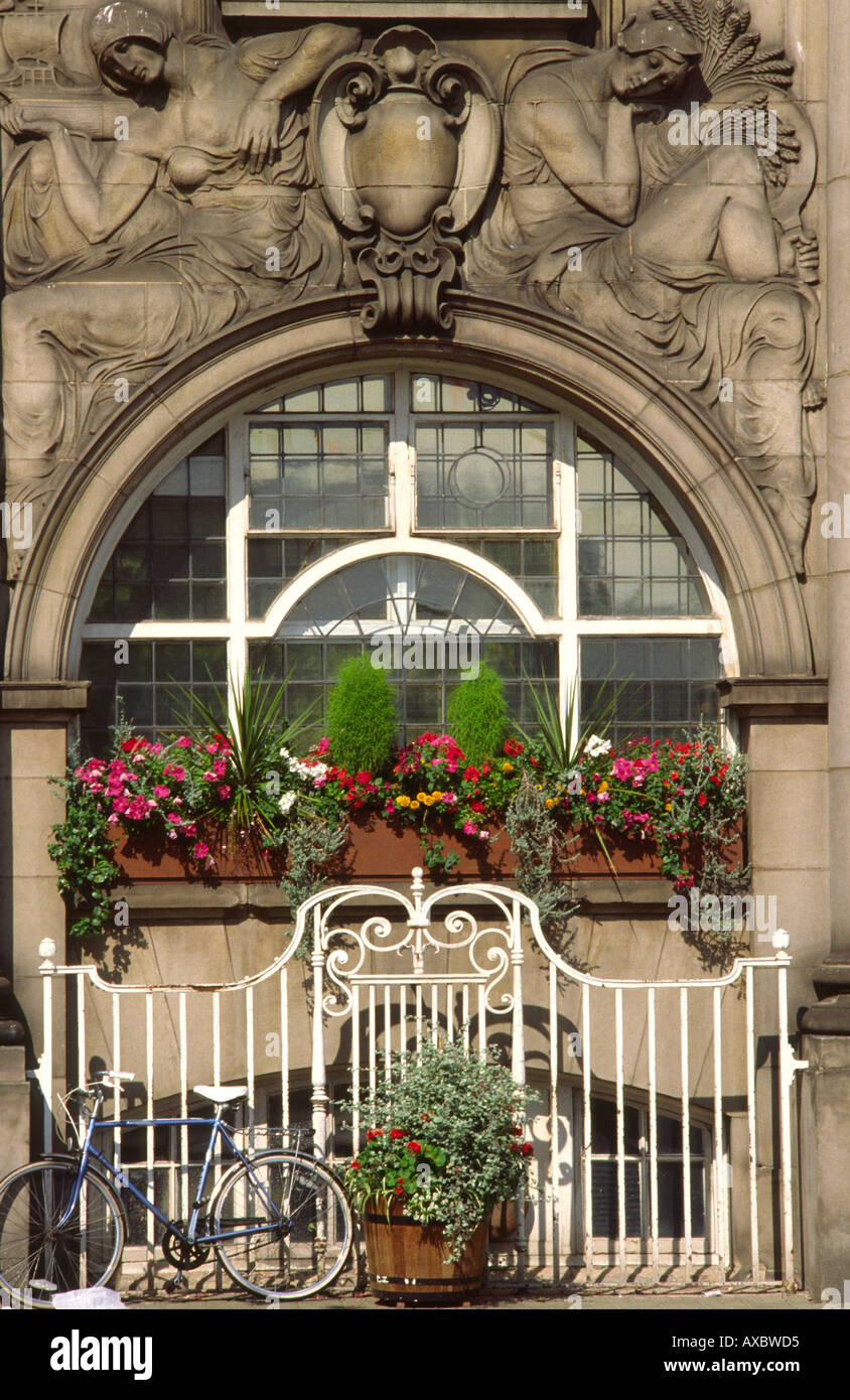 Crewe Cheshire display floreale al di fuori del Municipio Foto Stock