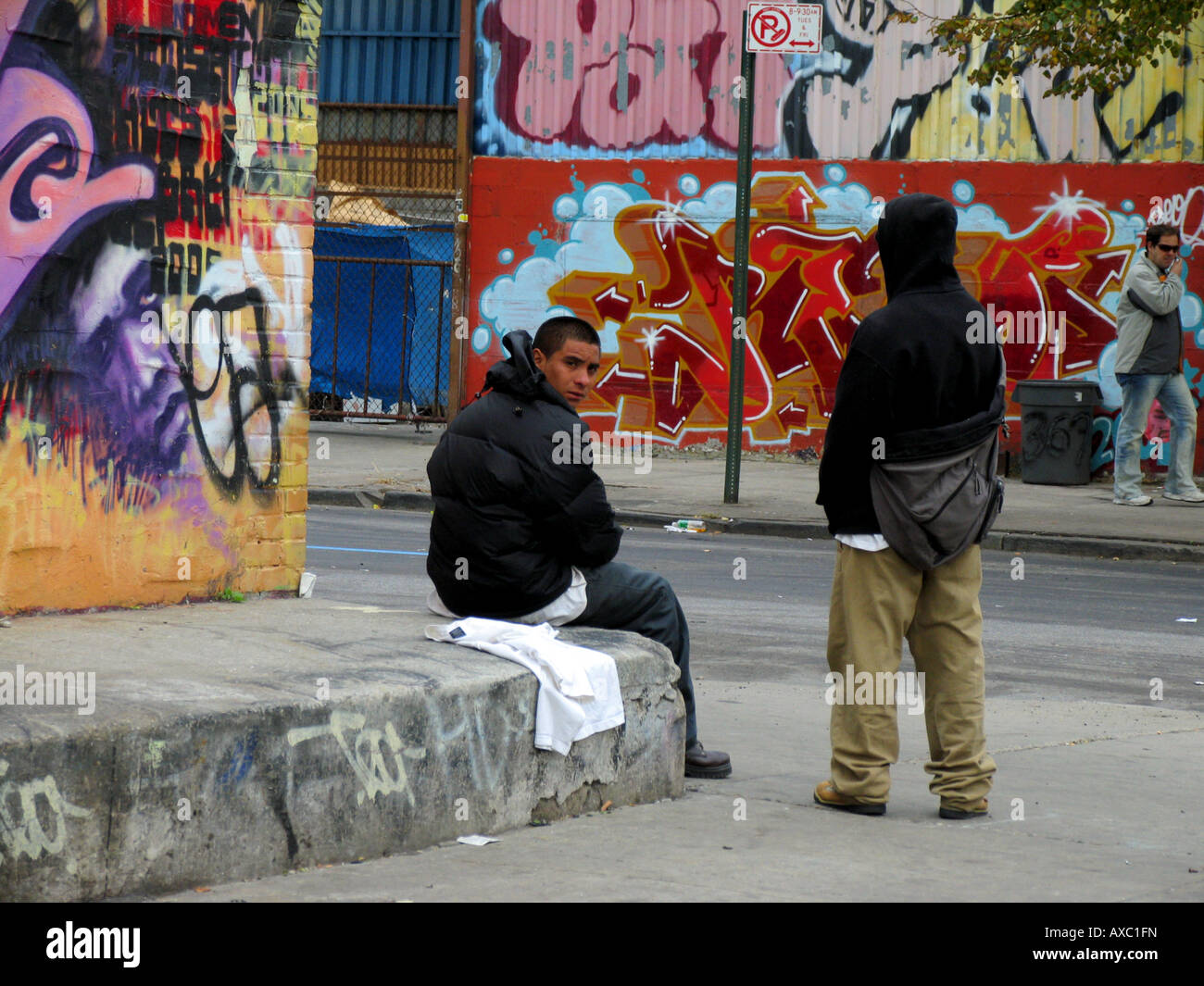 Due giovani uomini circondato da pareti con graffiti, STATI UNITI D'AMERICA, Brooklyn, New York Foto Stock