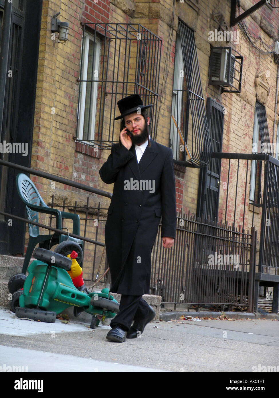 Uomo ebraico in abiti tradizionali con un telefono cellulare, USA, Brooklyn, New York Foto Stock