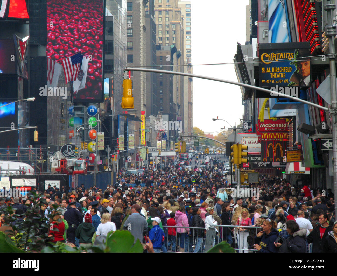 La strada affollata durante il Thanksgiving Parade vicino Time Square, STATI UNITI D'AMERICA, Manhattan, New York Foto Stock