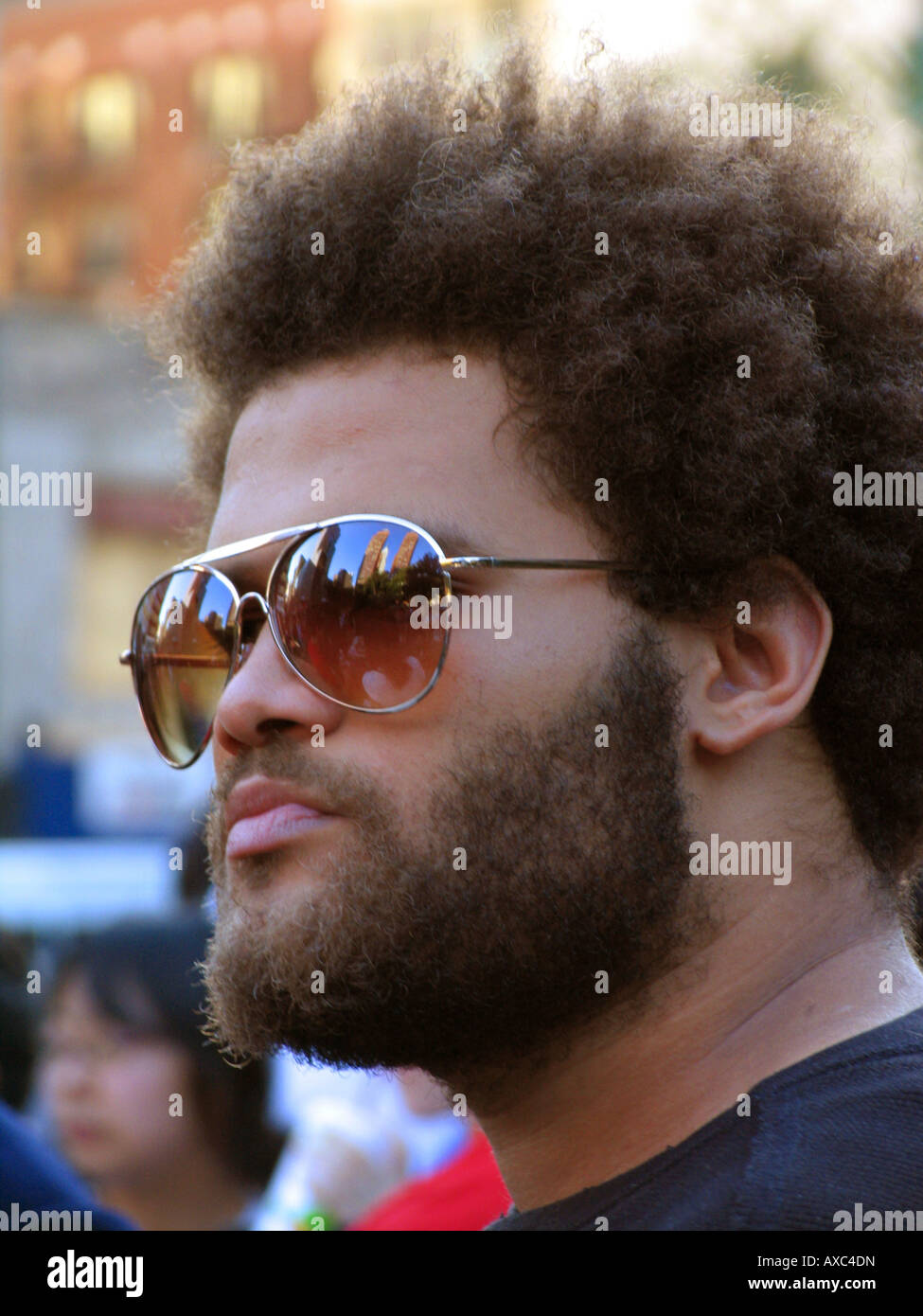 Giovane uomo nero con barba e occhiali da sole di grandi dimensioni in cui parti di Union Square sono essere riflessa, STATI UNITI D'AMERICA, Manhattan, New York Foto Stock