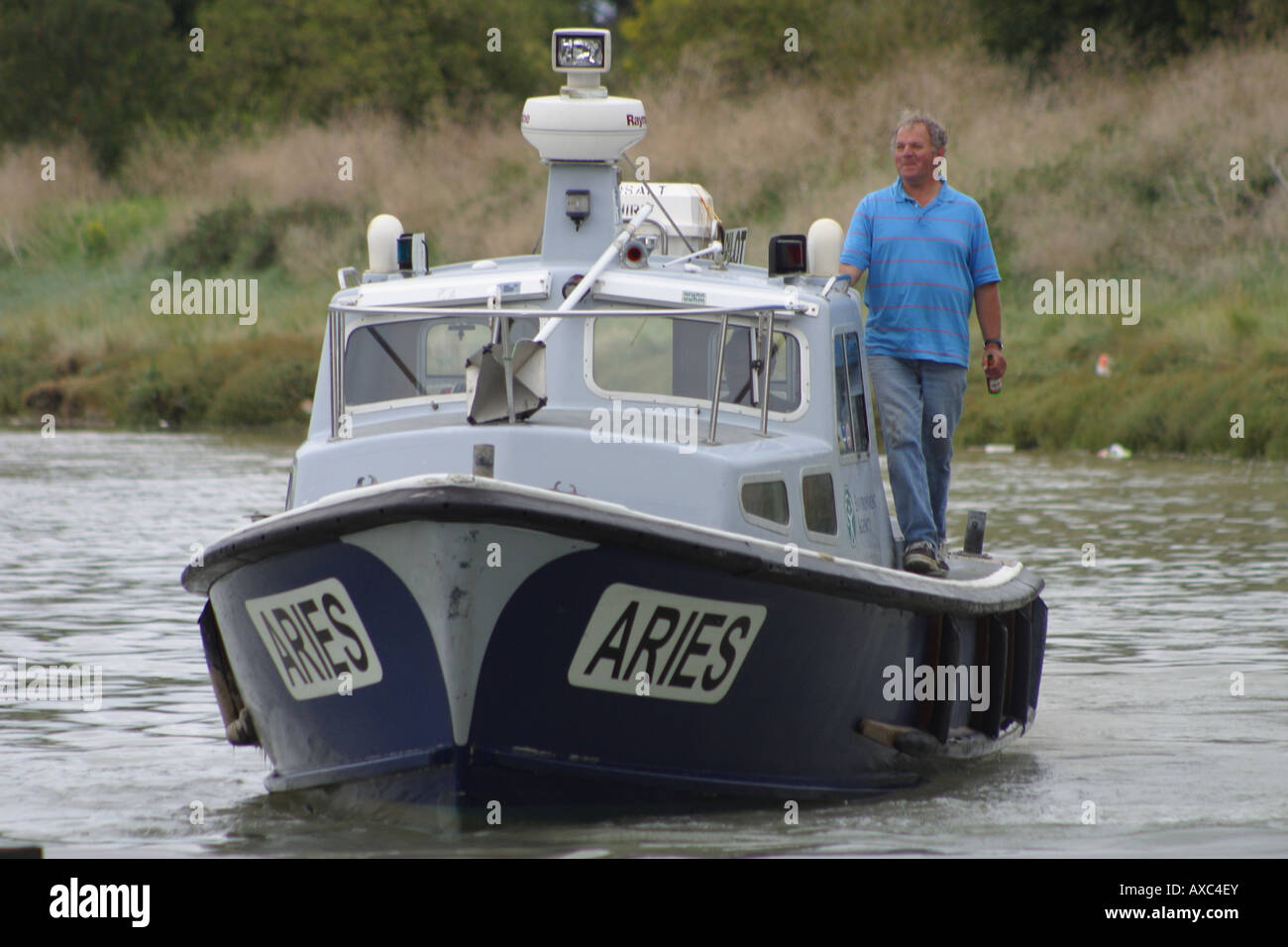 Il pilotaggio pilota di barca nave pattuglia di imbarcazioni di salvataggio fiume rother segala east sussex england Foto Stock